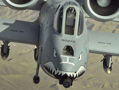 Αεροσκάφος A-10 Warthog ισοπεδώνει τζιπ Humvee (βίντεο)